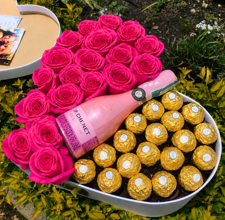 Detalle caja de corazón rosado con JP Chenet - Deluxe Surprise